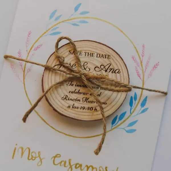 invitaciones-de-boda-originales-de-madera-personalizada-2283194778.webp